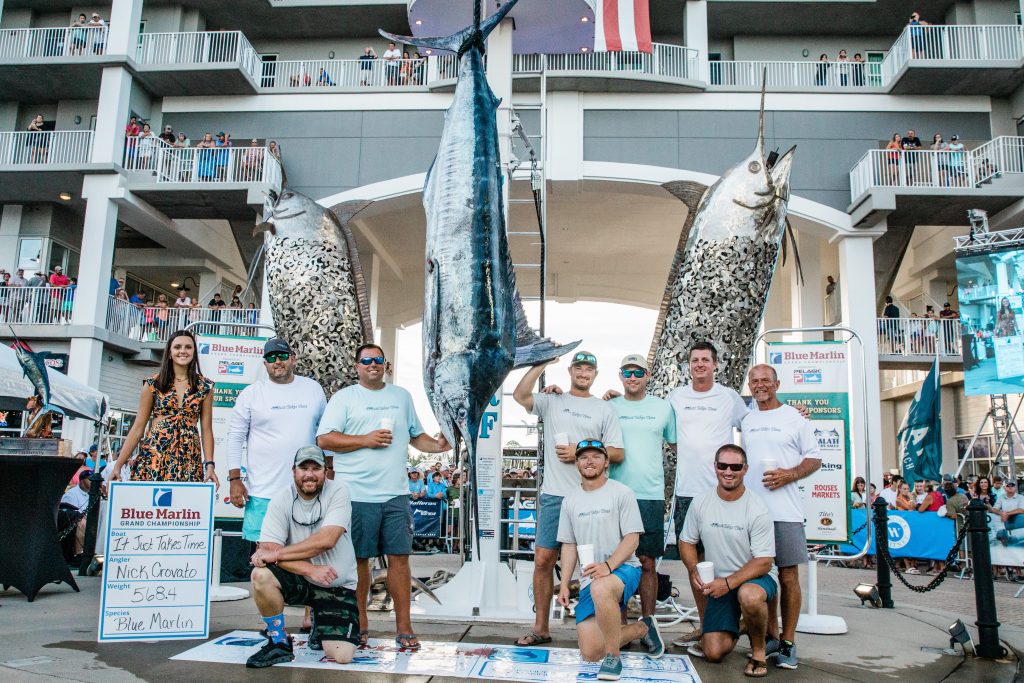 The crew of the It Just Takes Time posing with a 568.4-pound blue marlin.
